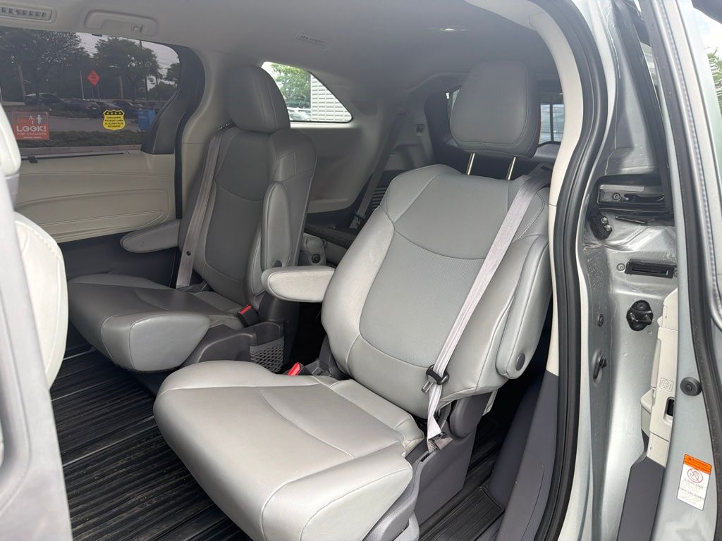 Thumbnail: 2021 Toyota Sienna - 7