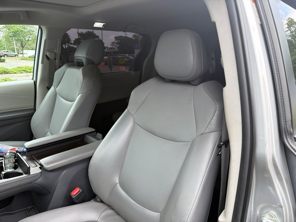 Thumbnail: 2021 Toyota Sienna - 6