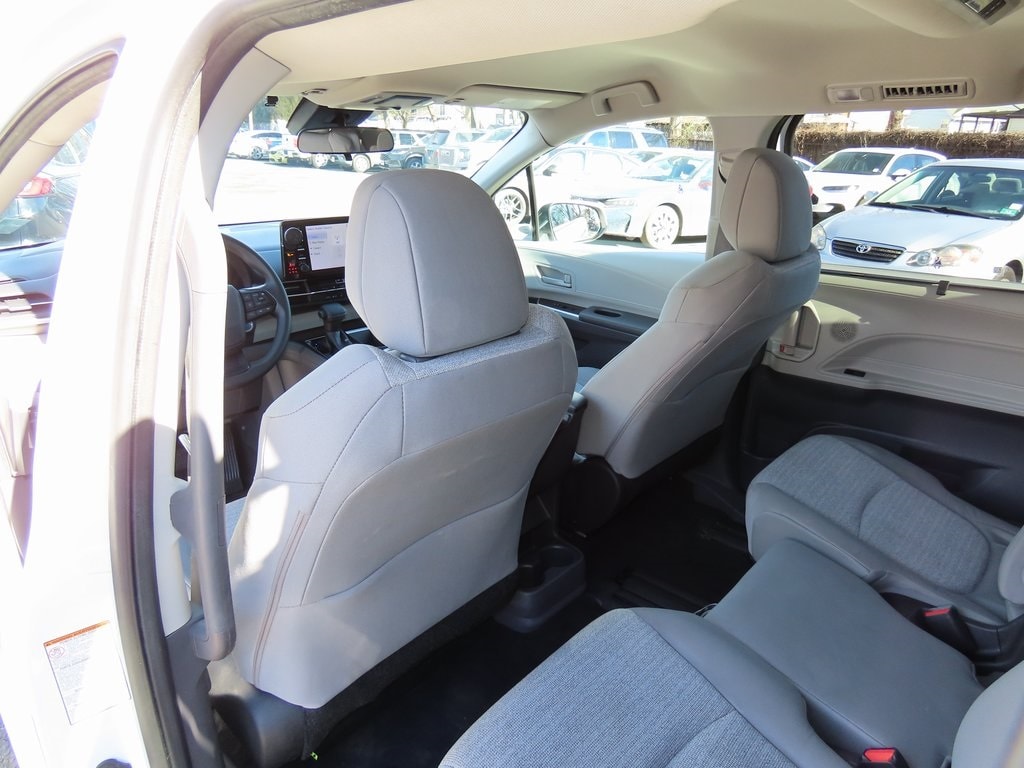 2022 Toyota Sienna LE 23