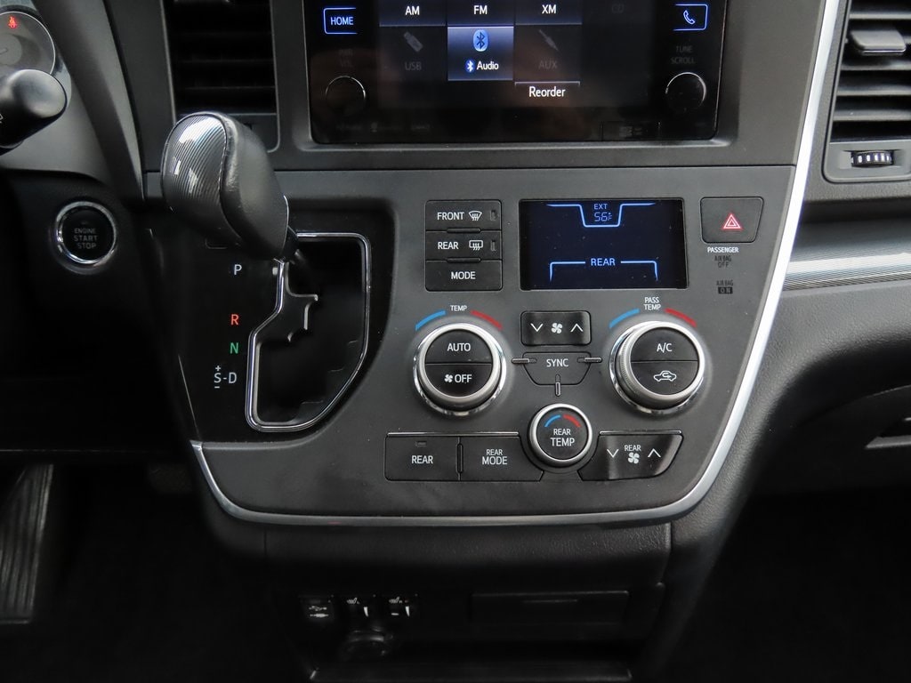 Thumbnail: 2017 Toyota Sienna - 26