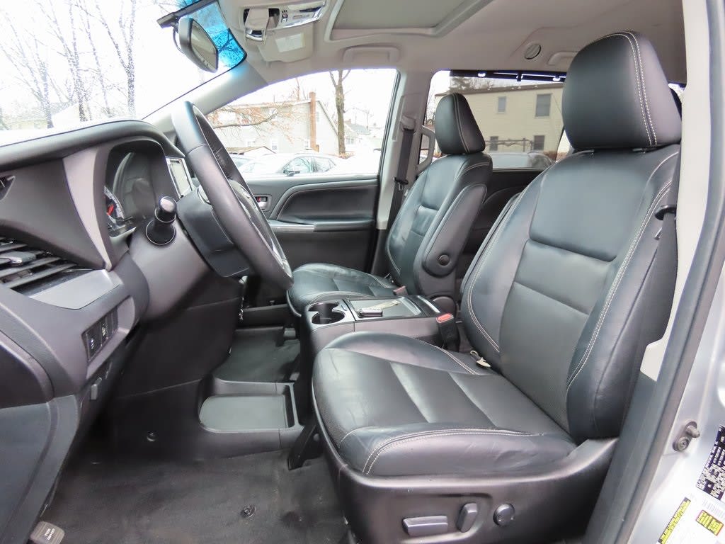 Thumbnail: 2017 Toyota Sienna - 12