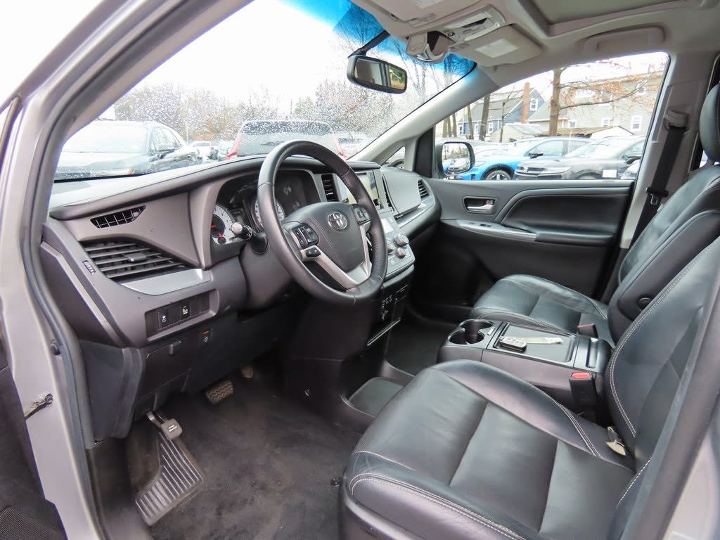 Thumbnail: 2017 Toyota Sienna - 2