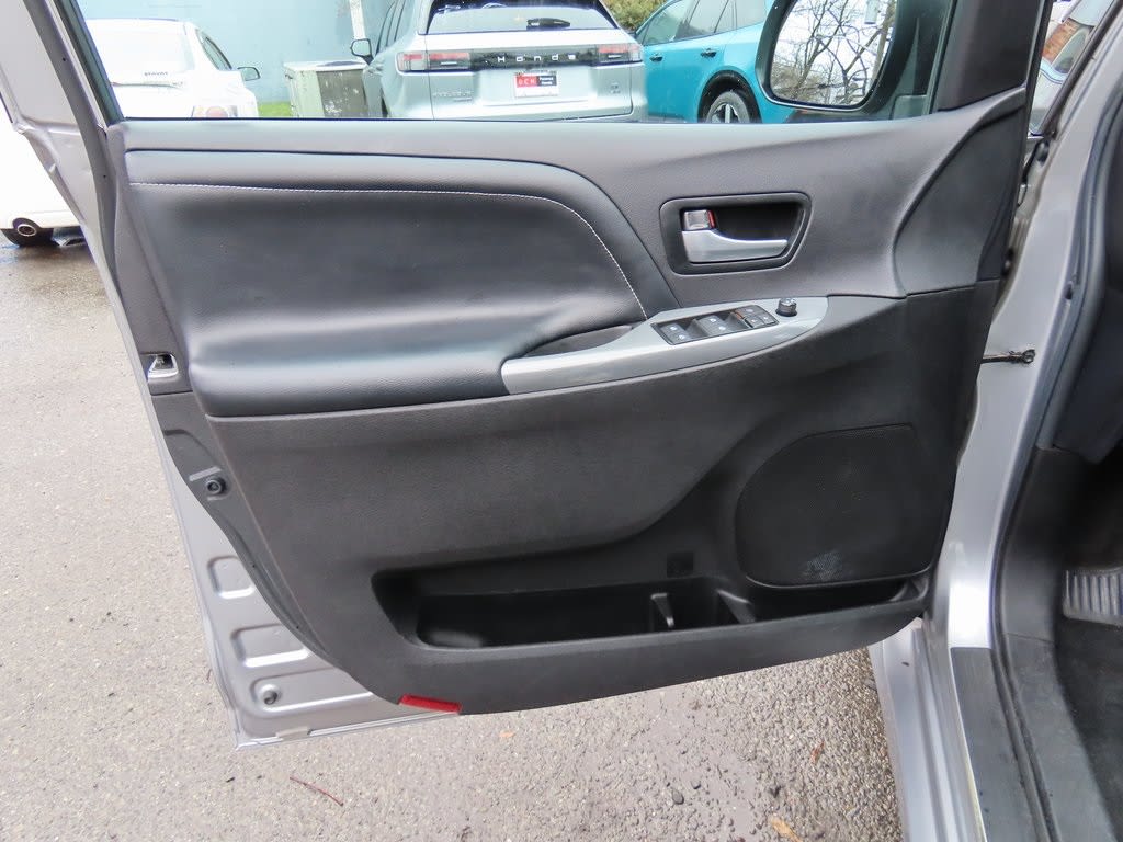 Thumbnail: 2017 Toyota Sienna - 22