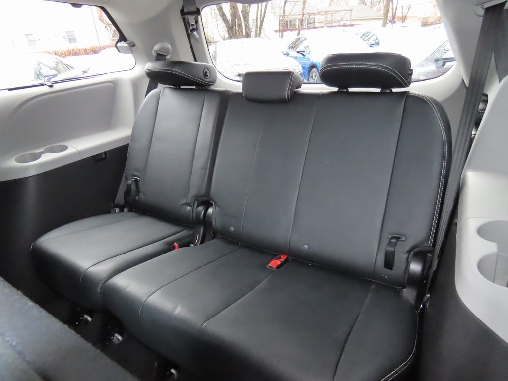 Thumbnail: 2017 Toyota Sienna - 20