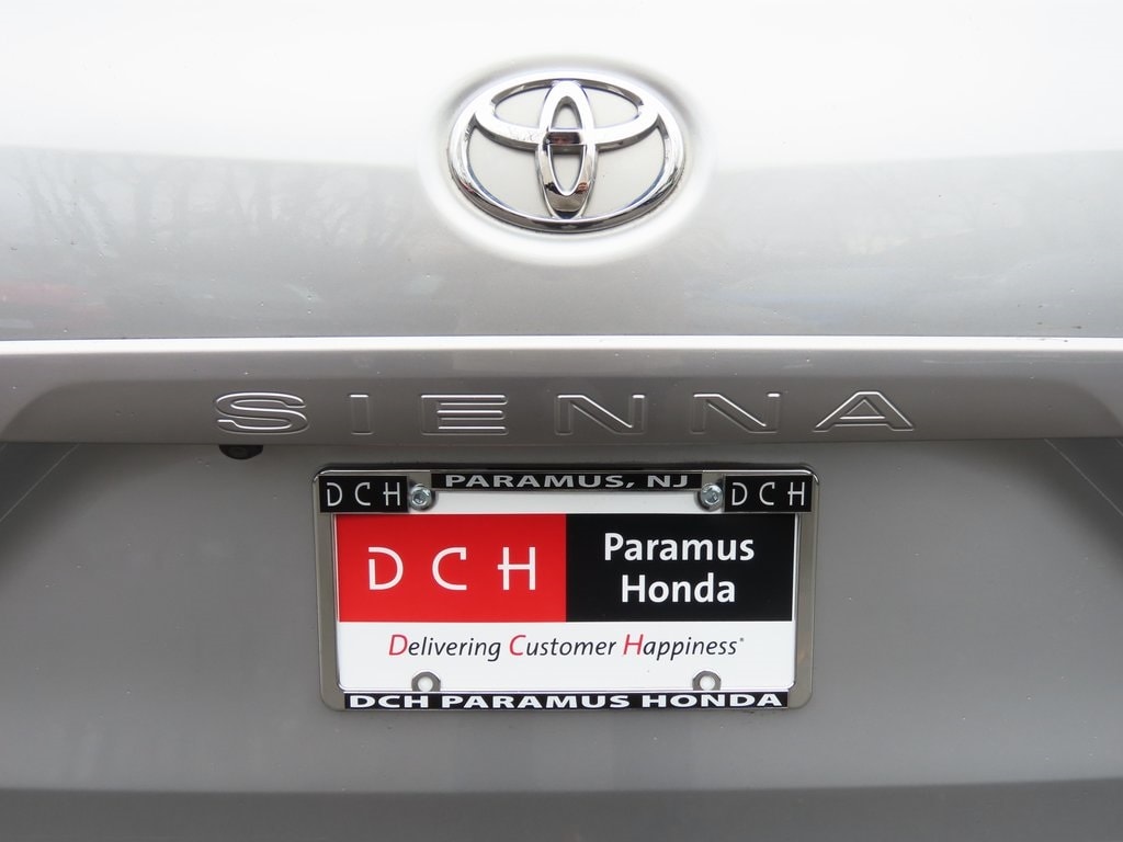 Thumbnail: 2017 Toyota Sienna - 7