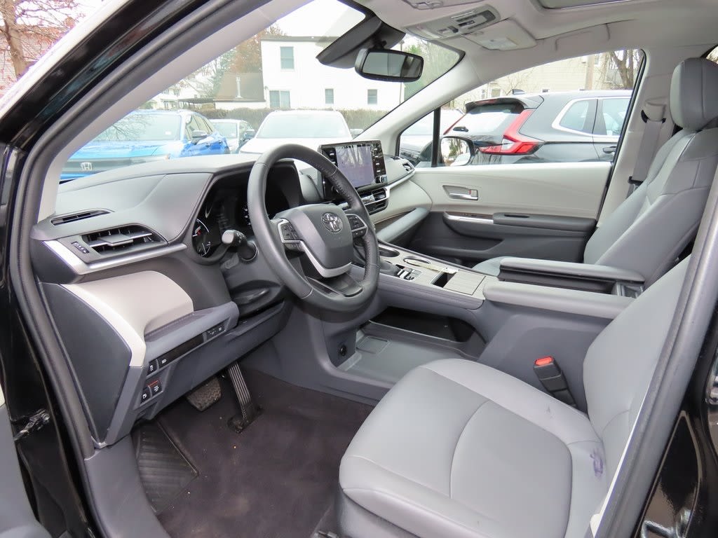 2023 Toyota Sienna XLE 11