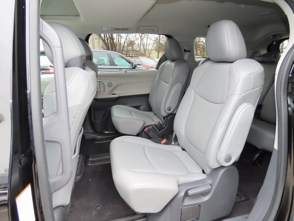 2023 Toyota Sienna XLE 13