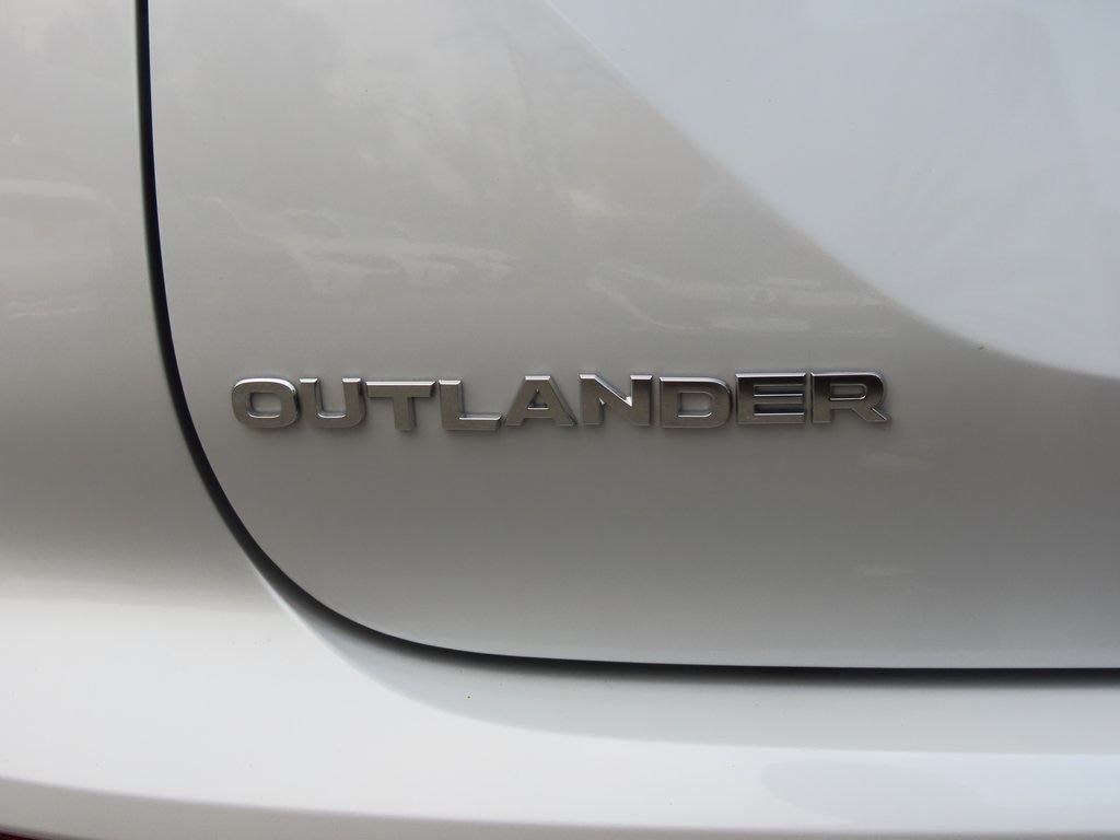 2023 Mitsubishi Outlander SE 7