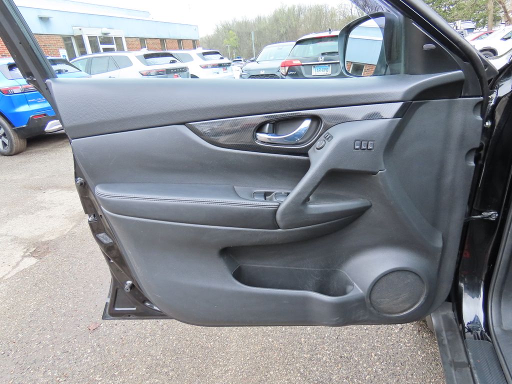 Thumbnail: 2018 Nissan Rogue - 23