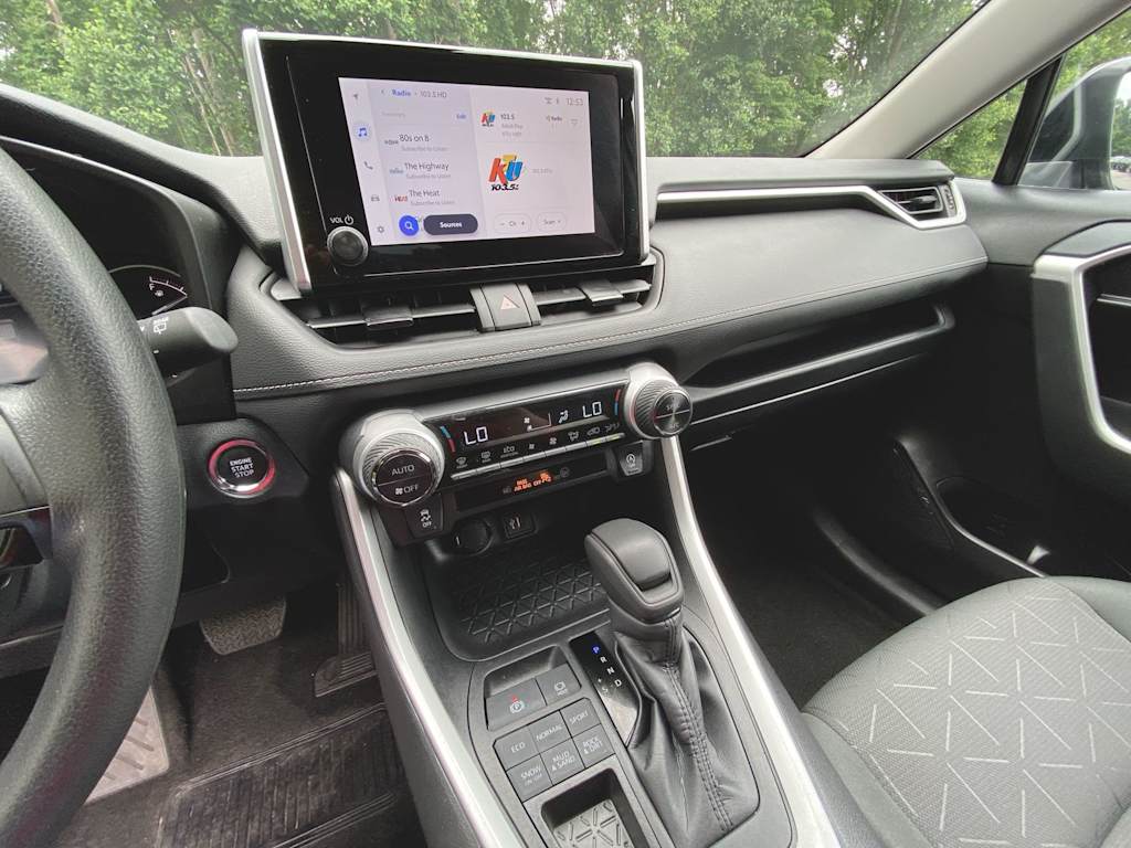 2024 Toyota RAV4 XLE 8