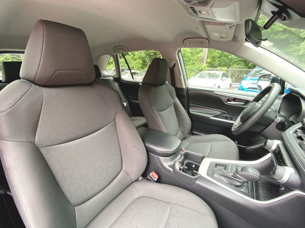 2024 Toyota RAV4 XLE 27
