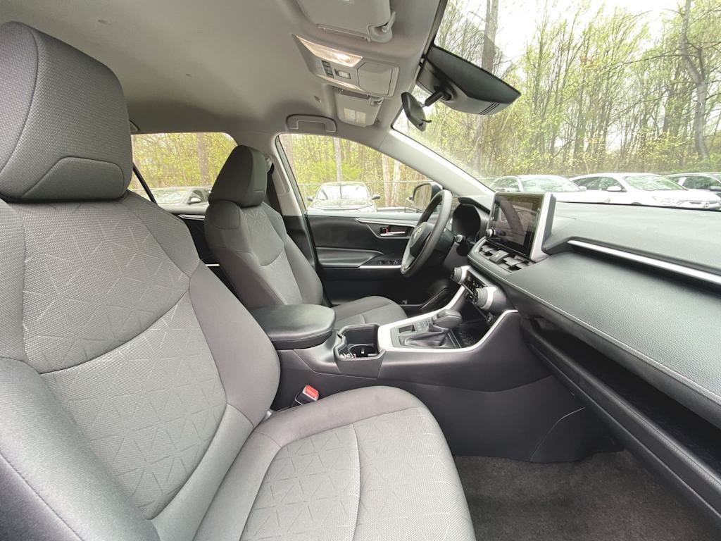 2024 Toyota RAV4 XLE 24