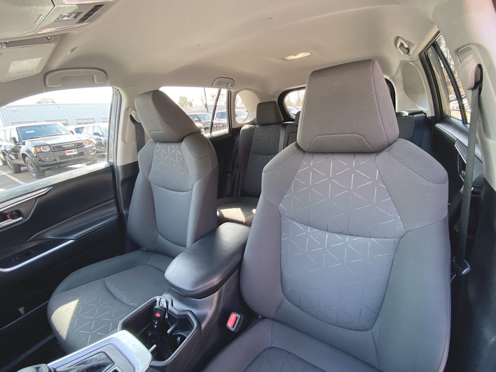 2023 Toyota RAV4 XLE 8