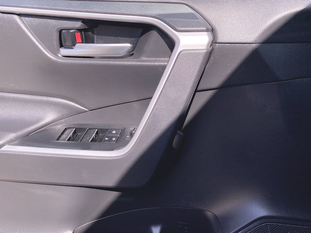 2023 Toyota RAV4 XLE 24