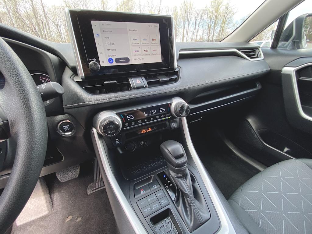 2024 Toyota RAV4 XLE 8