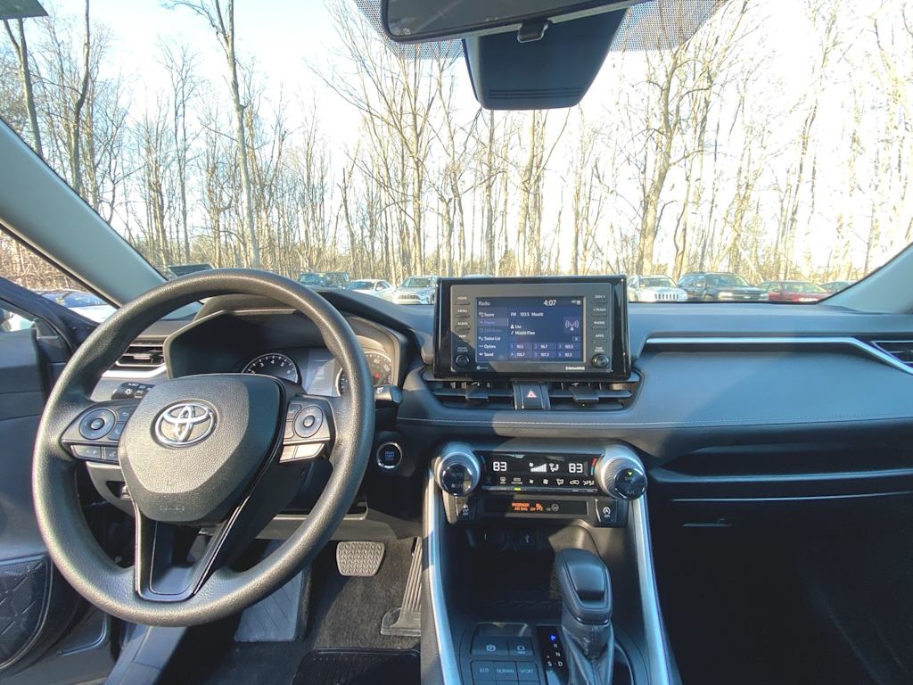 2022 Toyota RAV4 XLE 2