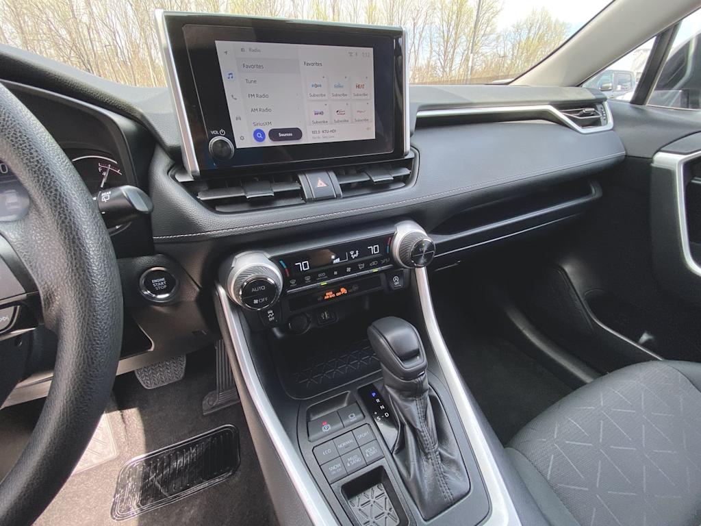 2024 Toyota RAV4 XLE 8