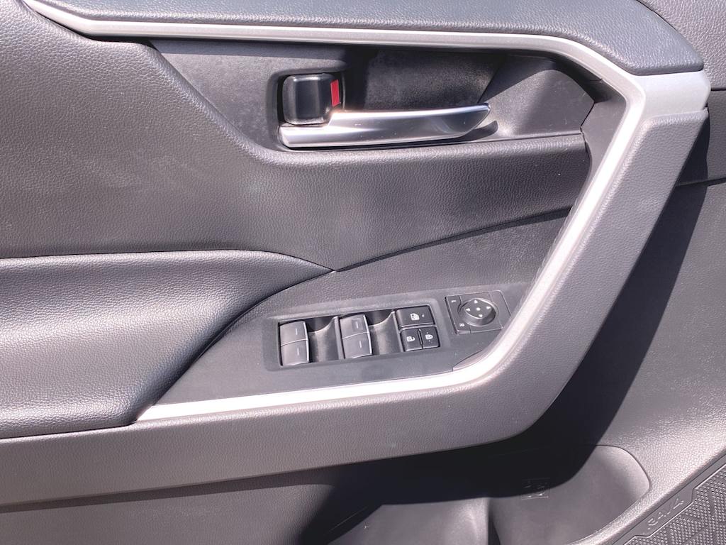 2024 Toyota RAV4 XLE 24