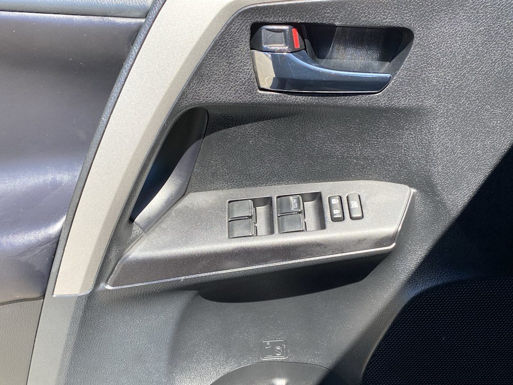 Thumbnail: 2018 Toyota RAV4 - 21