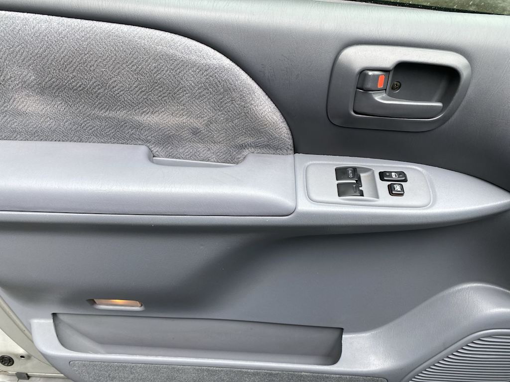 Thumbnail: 2003 Toyota Sienna - 28