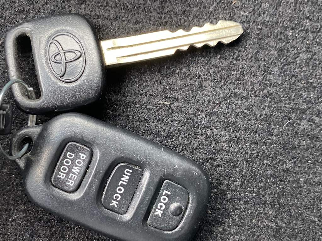 Thumbnail: 2003 Toyota Sienna - 17