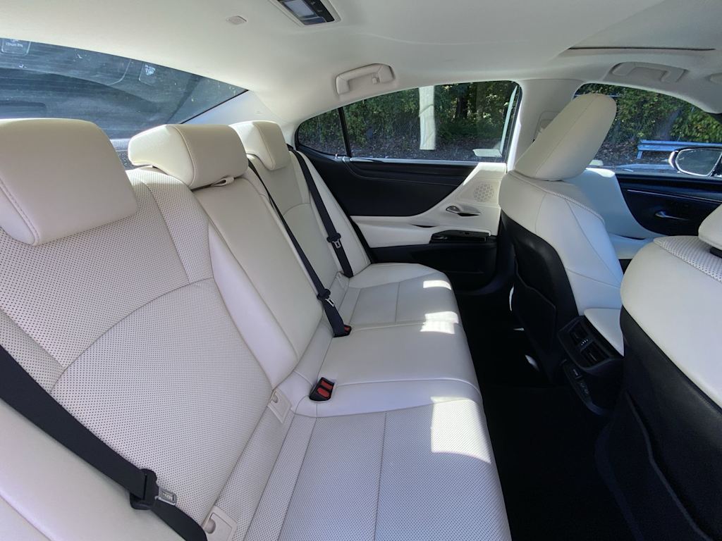 Thumbnail: 2022 Lexus ES - 26