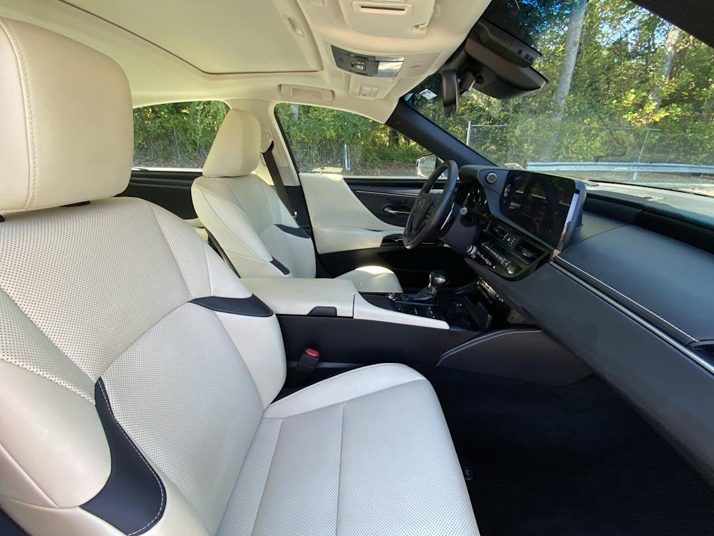 Thumbnail: 2022 Lexus ES - 9