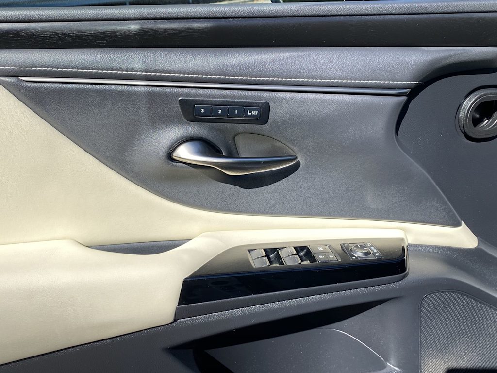 Thumbnail: 2022 Lexus ES - 24