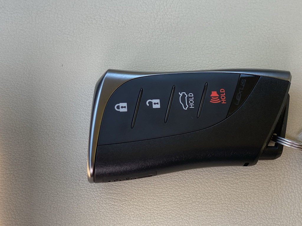 Thumbnail: 2022 Lexus ES - 17