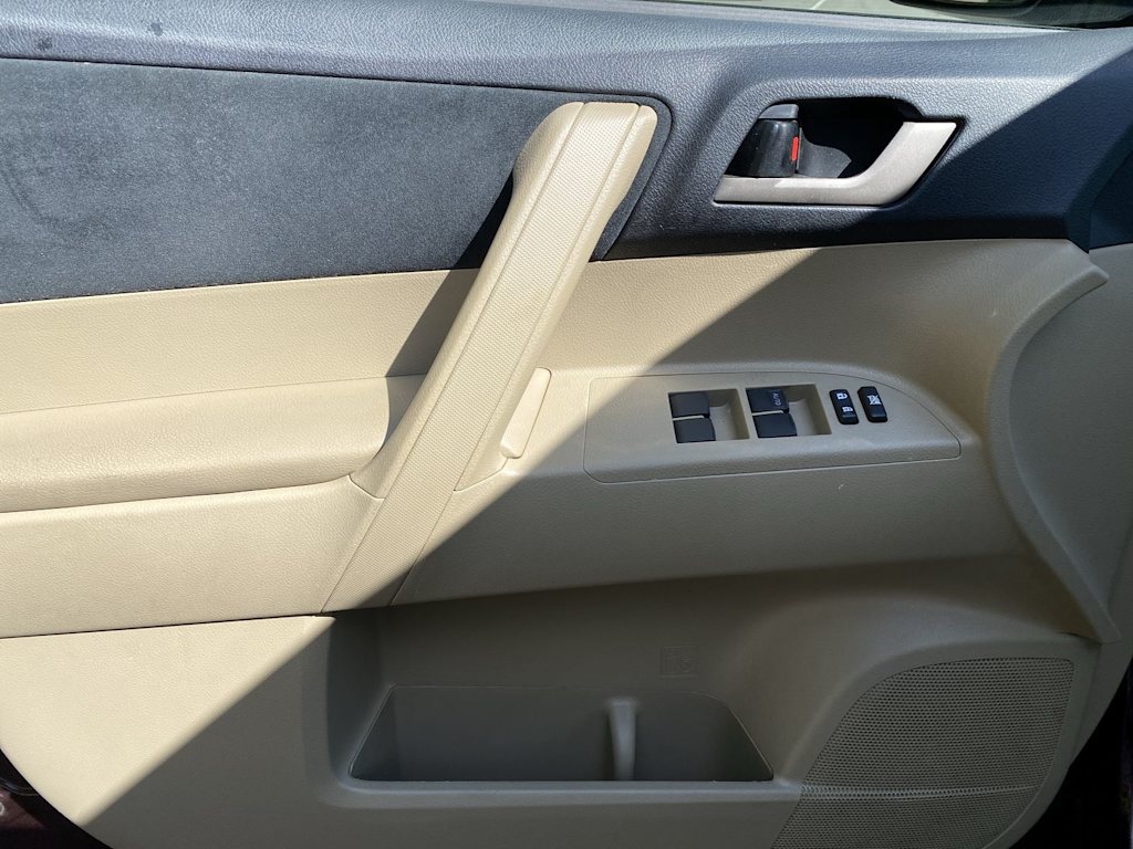 Thumbnail: 2012 Toyota Highlander - 30