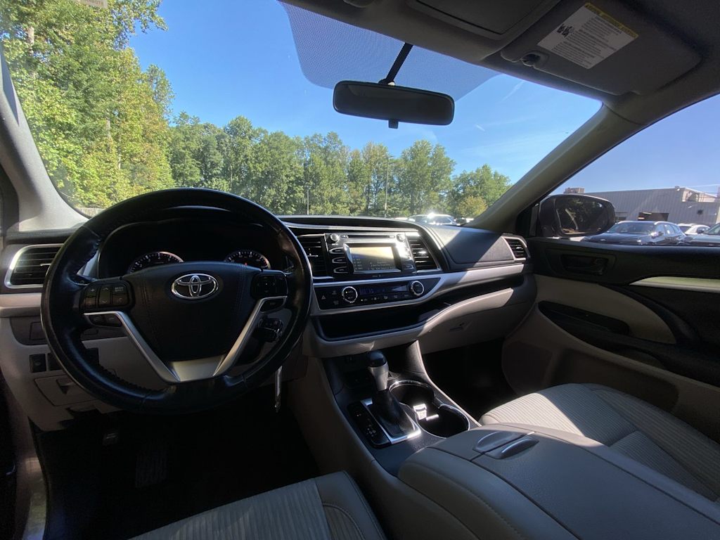 Thumbnail: 2015 Toyota Highlander - 9