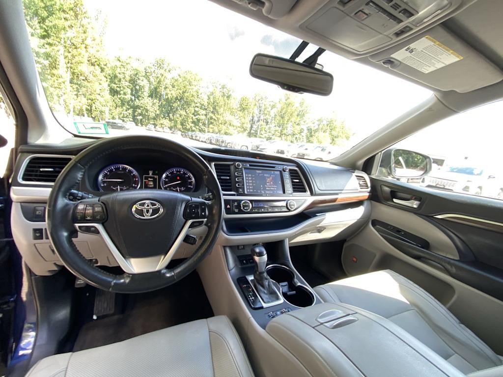 Thumbnail: 2015 Toyota Highlander - 9