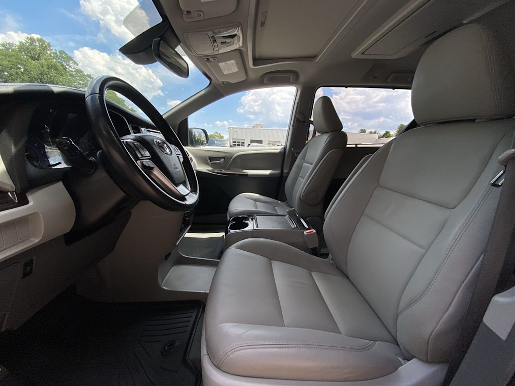 Thumbnail: 2019 Toyota Sienna - 8