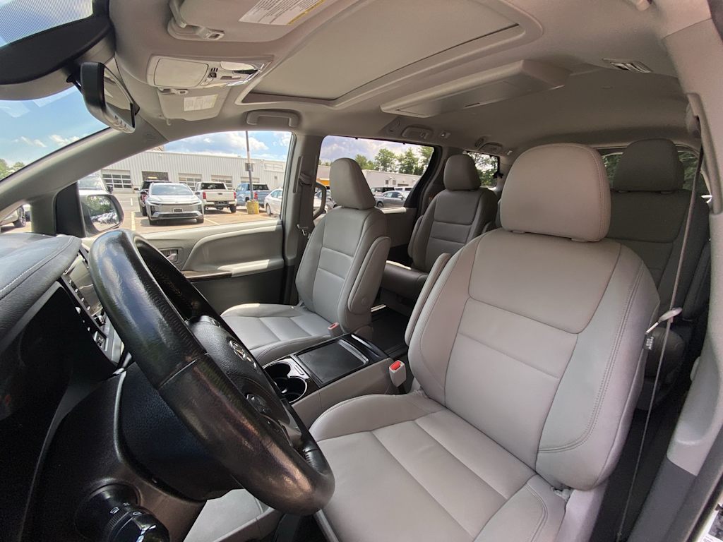 Thumbnail: 2019 Toyota Sienna - 9
