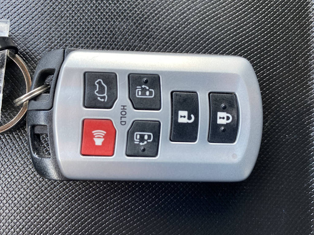 Thumbnail: 2019 Toyota Sienna - 15