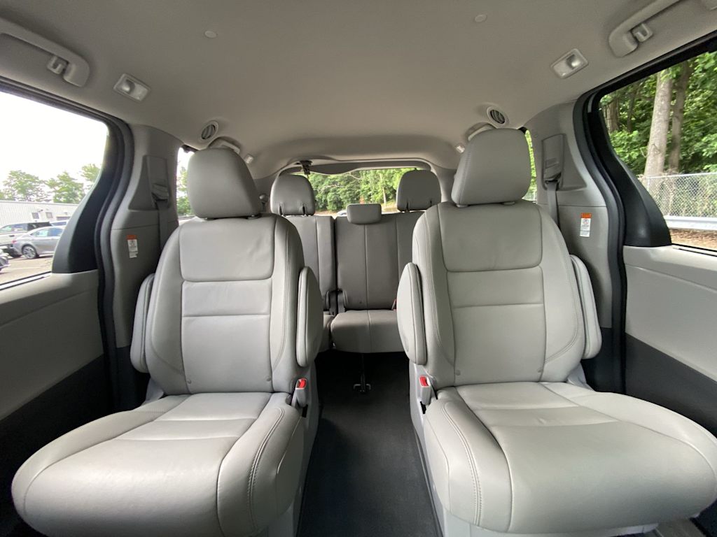 Thumbnail: 2019 Toyota Sienna - 32