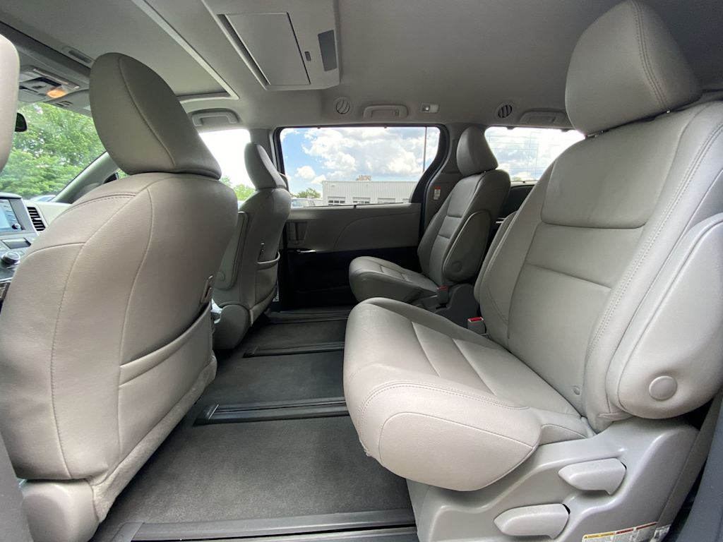 Thumbnail: 2019 Toyota Sienna - 10