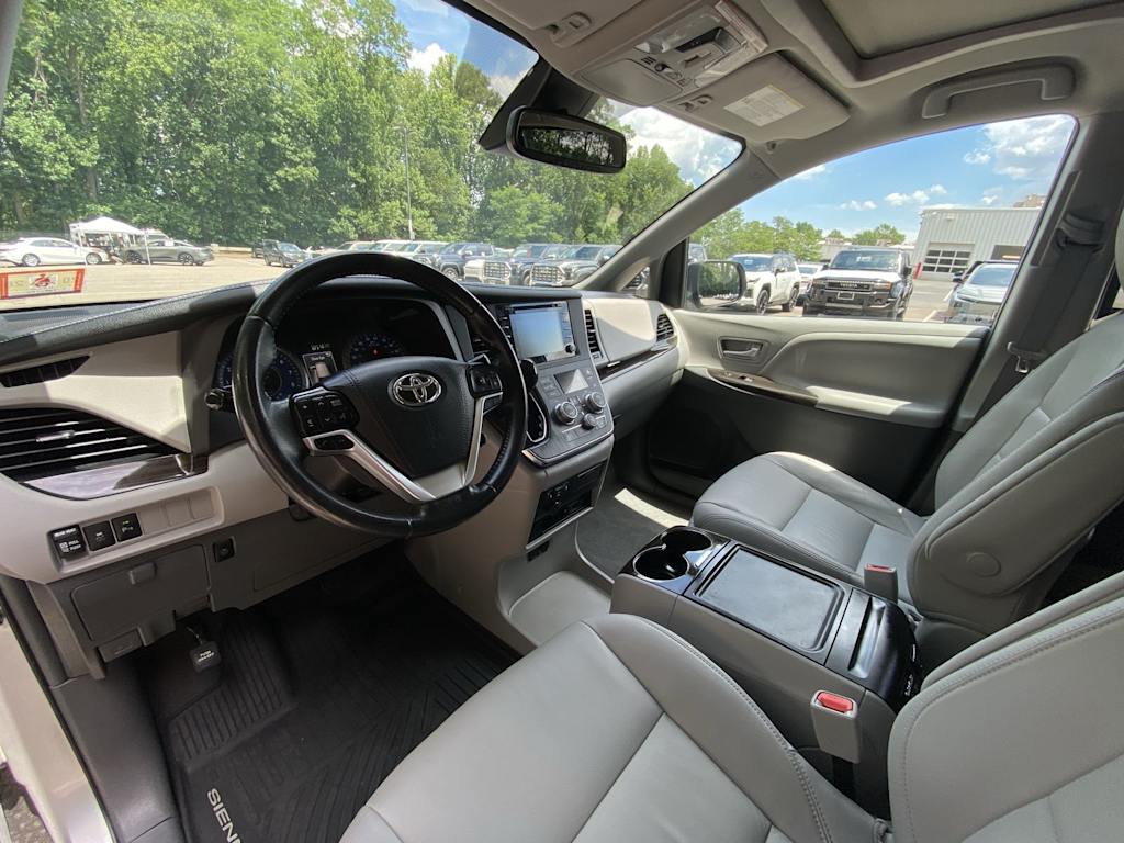 Thumbnail: 2019 Toyota Sienna - 7