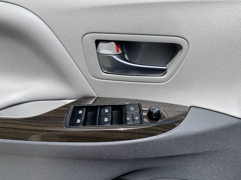 Thumbnail: 2019 Toyota Sienna - 28