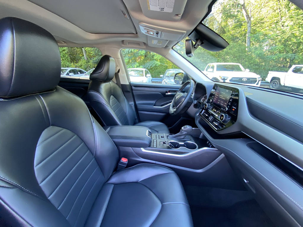 Thumbnail: 2022 Toyota Highlander - 21