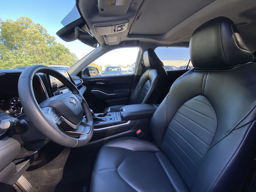 Thumbnail: 2022 Toyota Highlander - 7