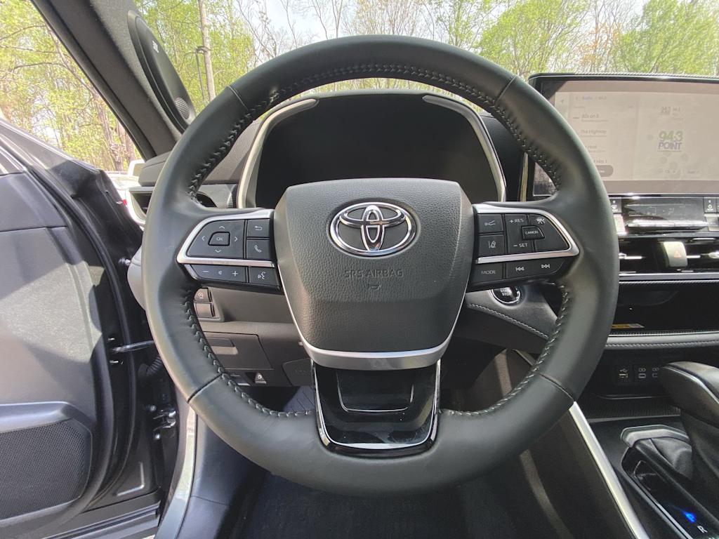 2023 Toyota Highlander XSE 13