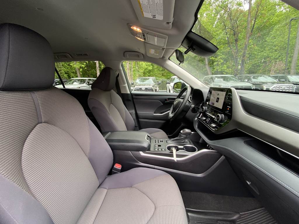 Thumbnail: 2023 Toyota Highlander - 33