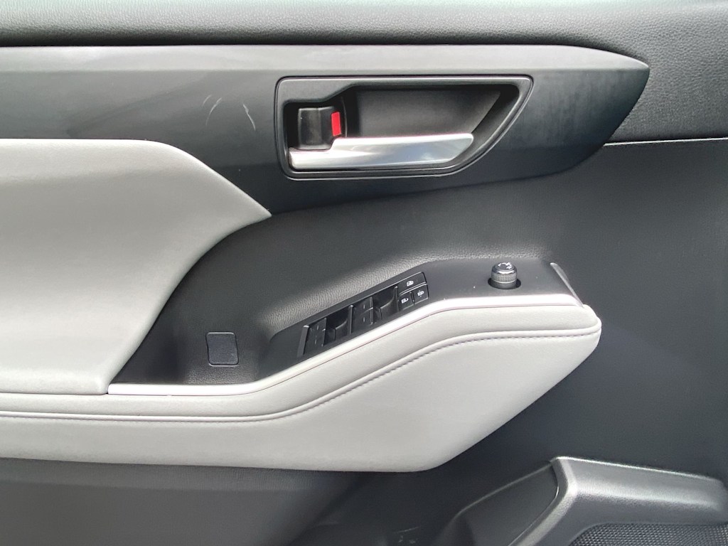 2023 Toyota Highlander XLE 26