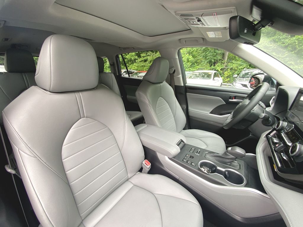 2023 Toyota Highlander XLE 28