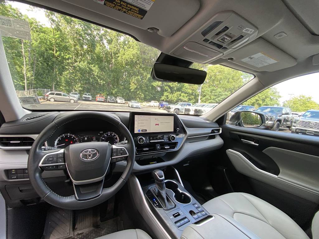 Thumbnail: 2023 Toyota Highlander - 9