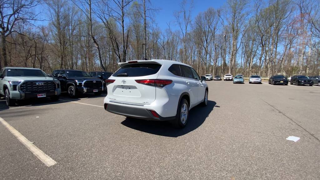 Thumbnail: 2023 Toyota Highlander - 15