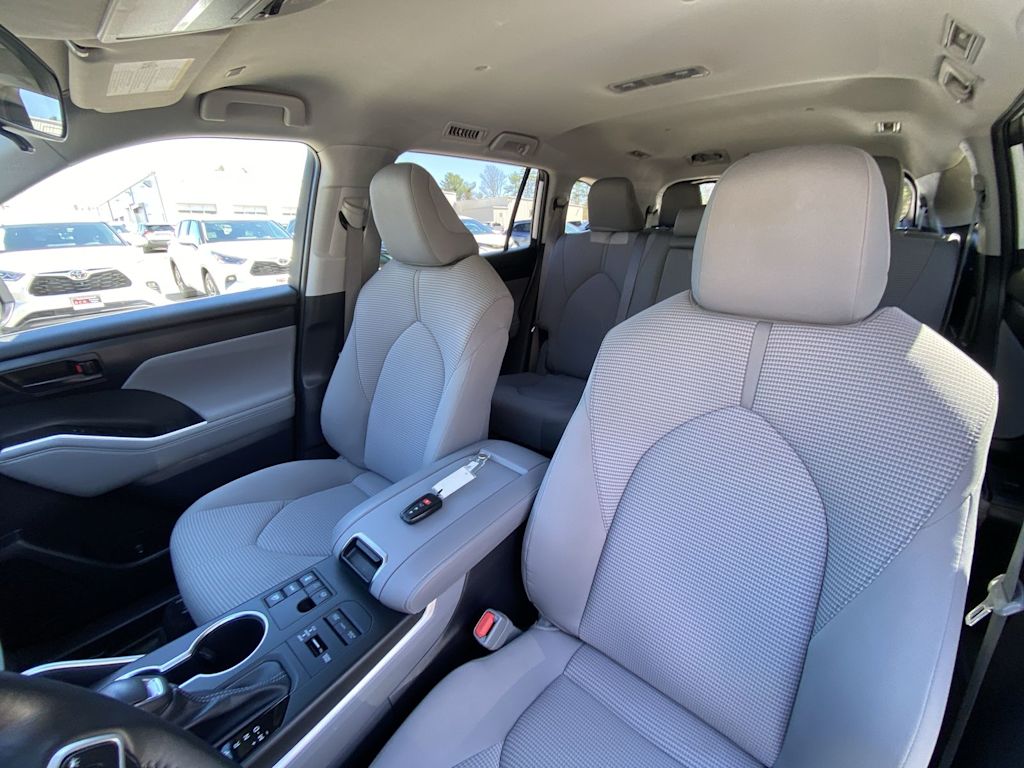Thumbnail: 2023 Toyota Highlander - 9