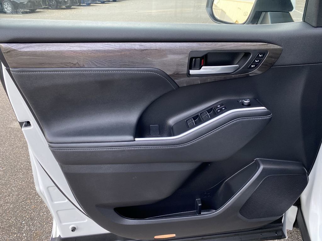 Thumbnail: 2023 Toyota Highlander - 33