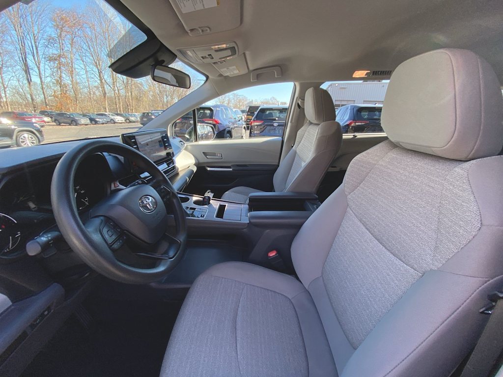 2022 Toyota Sienna LE 9